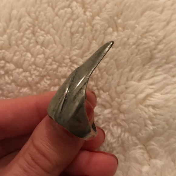 Silver tone claw ring - Picture 3 of 4